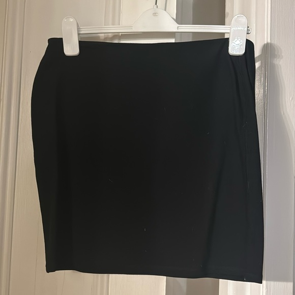 Old Navy black skirt - stretchy, nice thick material. Never worn. Size Medium - Picture 1 of 3